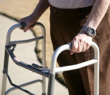 caminadores para adultos mayores